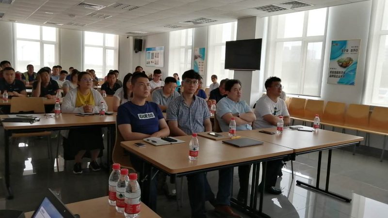 与通用型编程课程相比，定制课程更能满足不同孩子的需求。以下是一些定制课程的优势：
